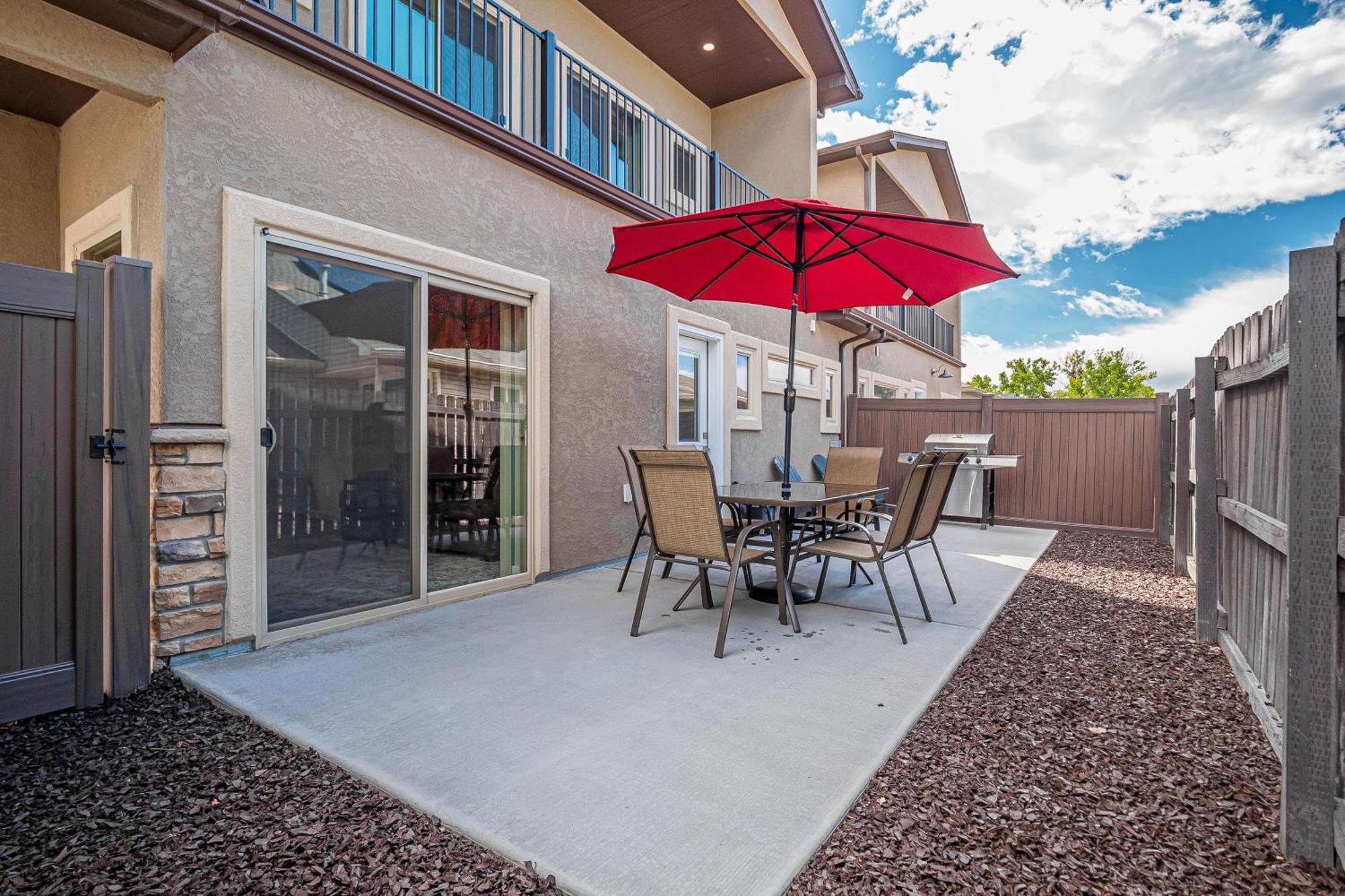 New! Sunrise Mesa- Modern W- Balcony Fenced Yard Apartment Grand Junction Exterior photo