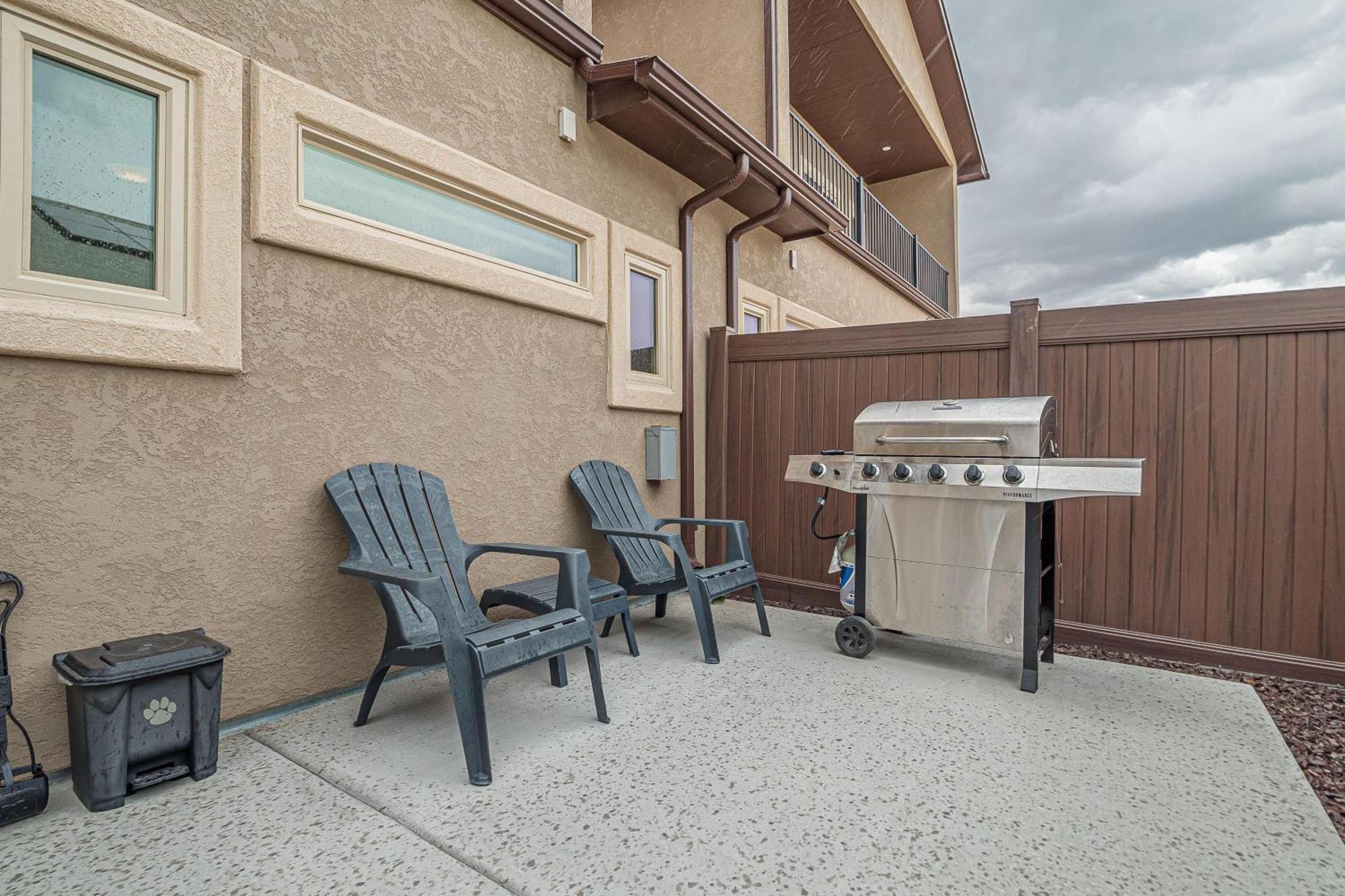 New! Sunrise Mesa- Modern W- Balcony Fenced Yard Apartment Grand Junction Exterior photo