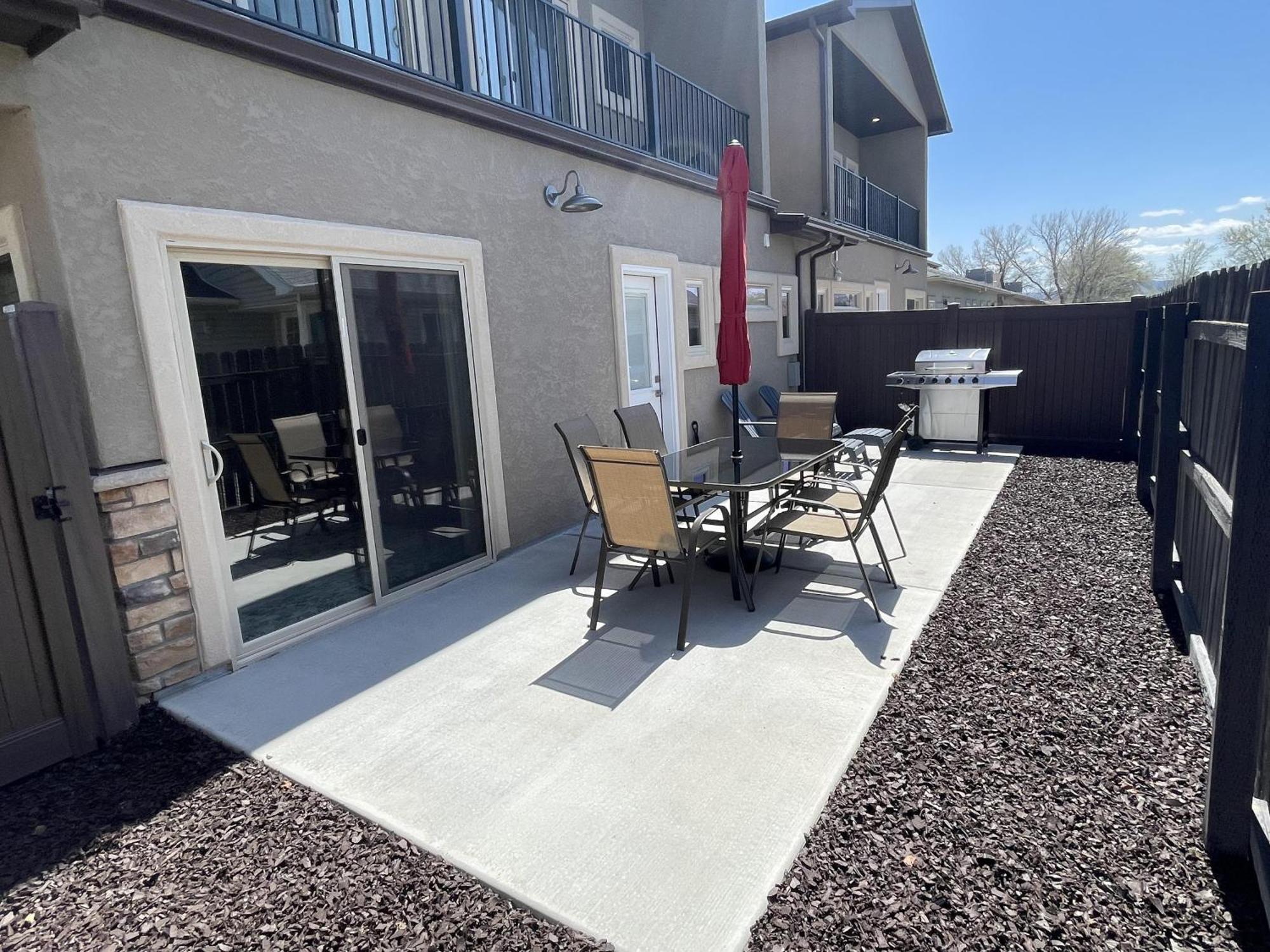 New! Sunrise Mesa- Modern W- Balcony Fenced Yard Apartment Grand Junction Exterior photo